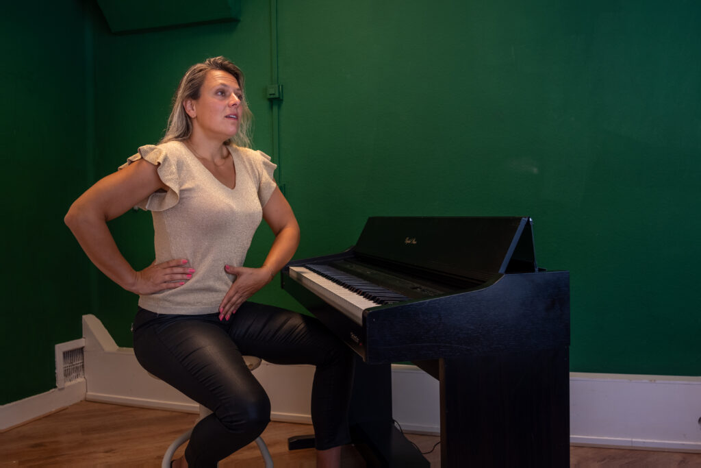 Esther Spee Zangles aan de piano